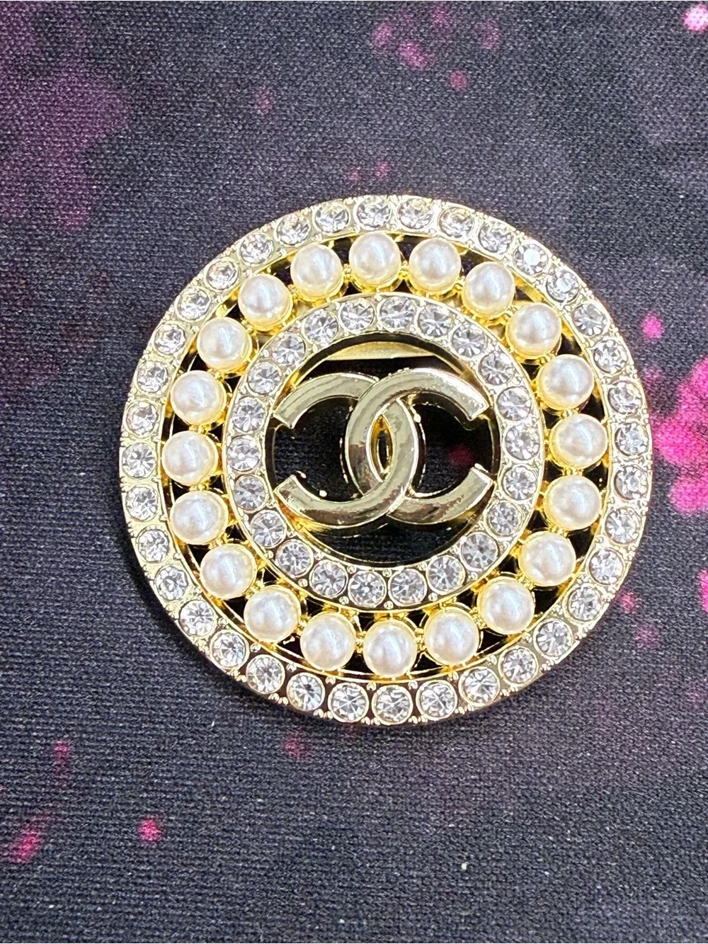 Fashion Jewelry Gold Pearl & Crystal Round Logo Brooch